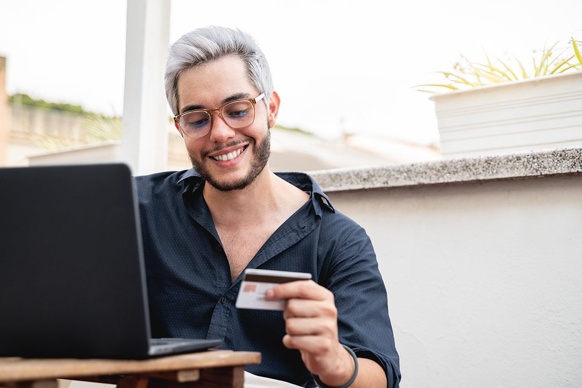 Man purchasing courses with a credit card
